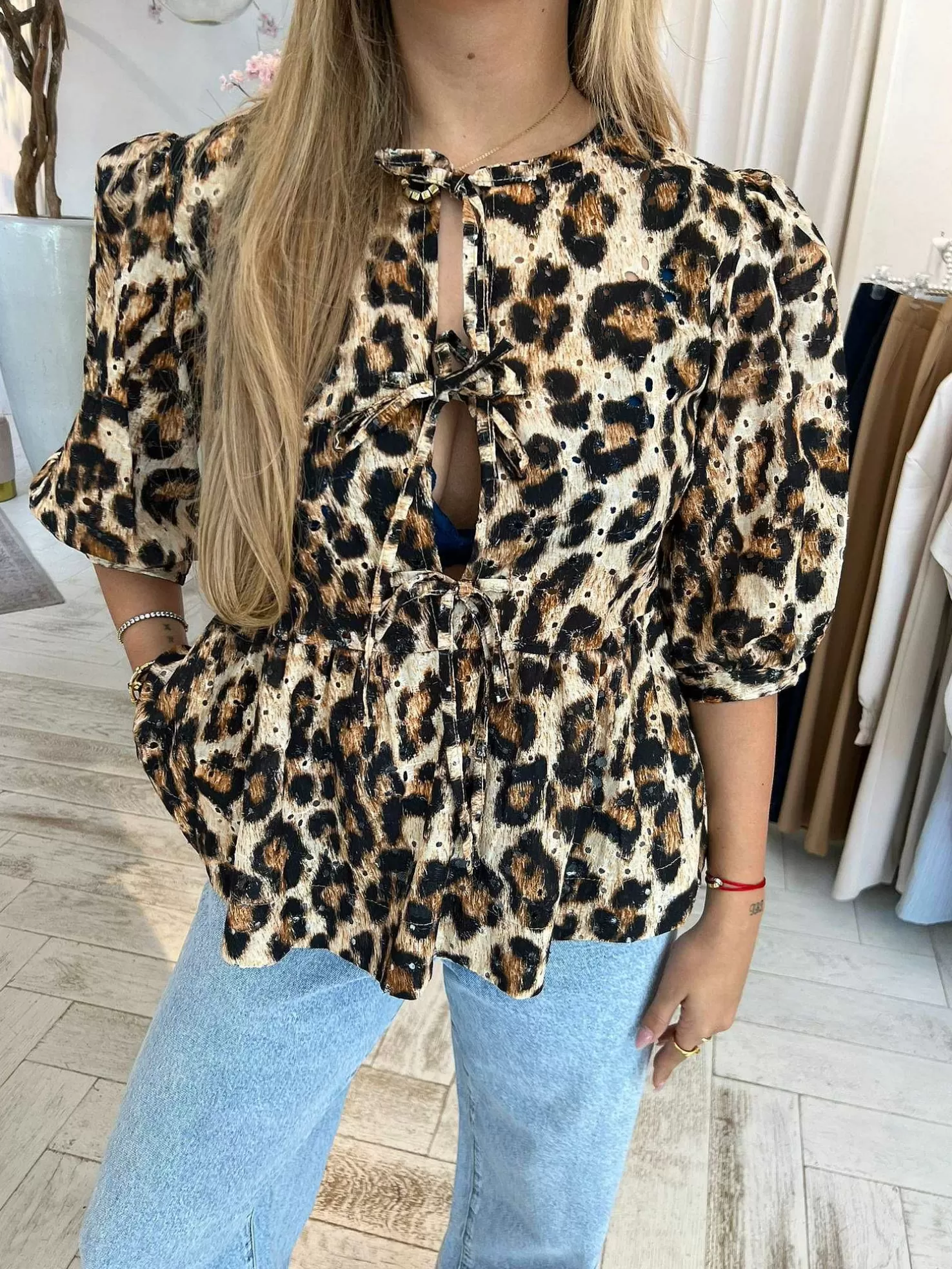 LOF Boutique Tops & Blousjes>Hazel Leo Bow Broderie Blouse