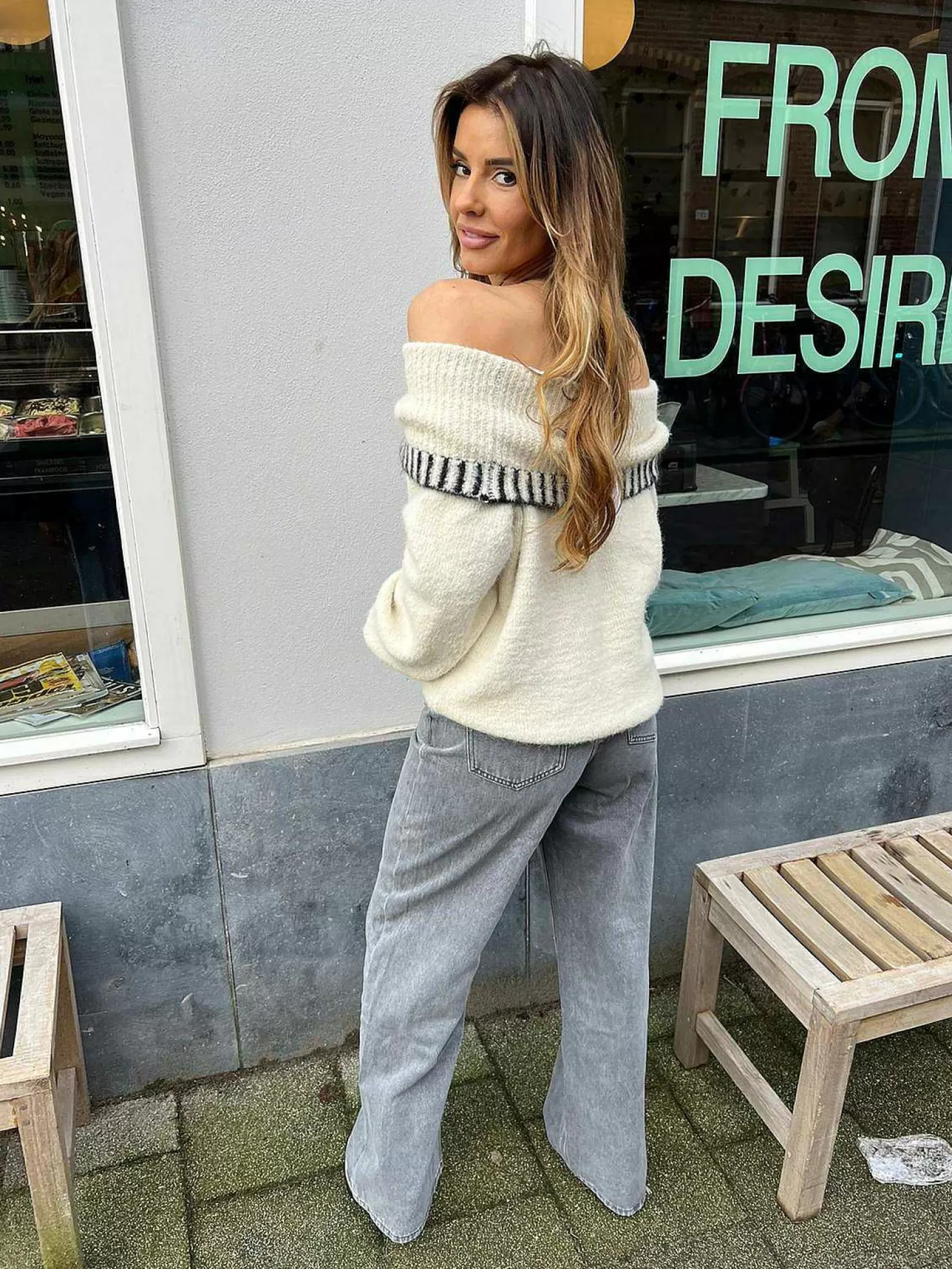 LOF Boutique Truien>Julia Off Shoulder Sweater Light Beige
