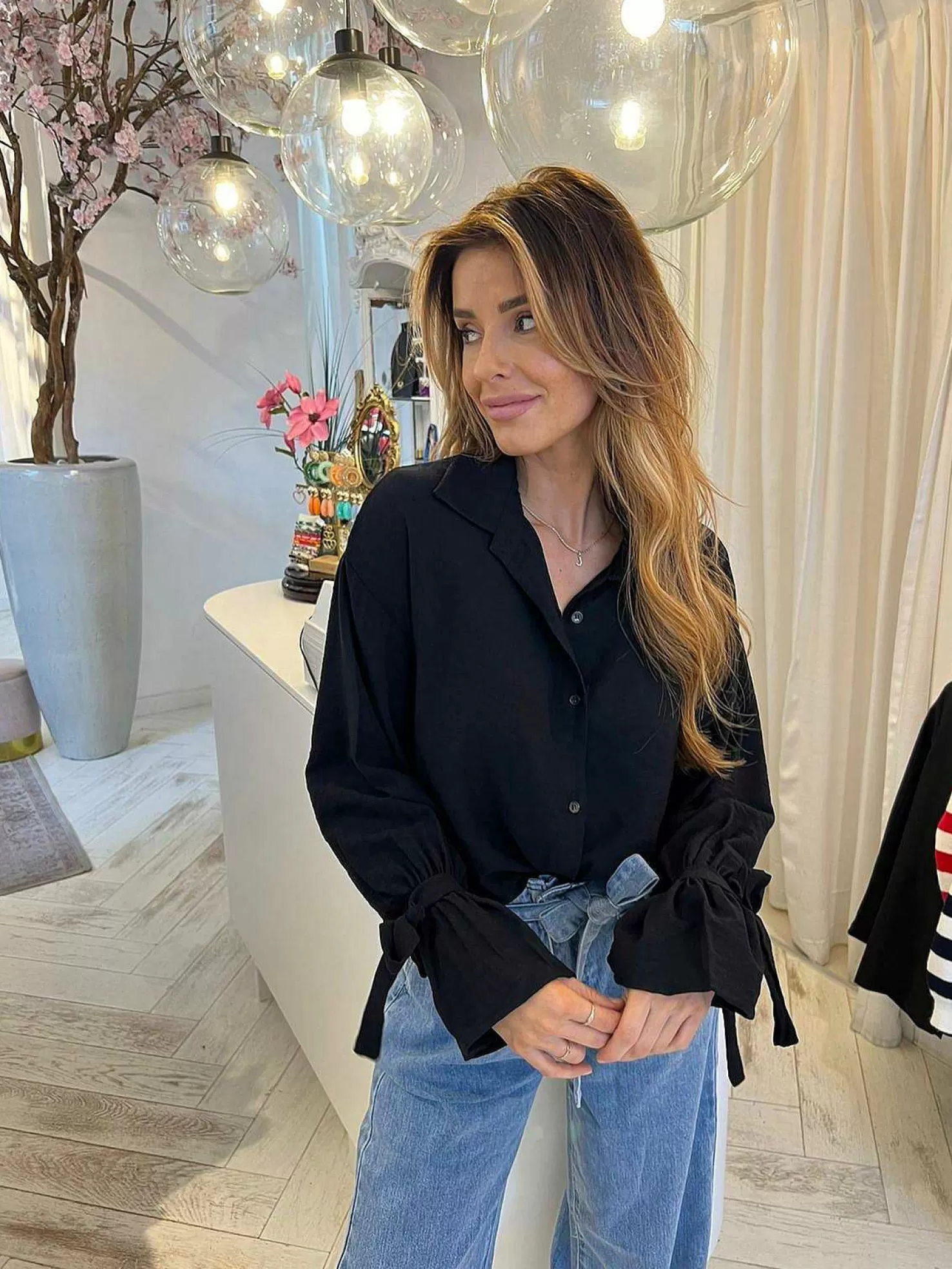 LOF Boutique Tops & Blousjes>Marloes Ruffle Sleeve Blouse Black