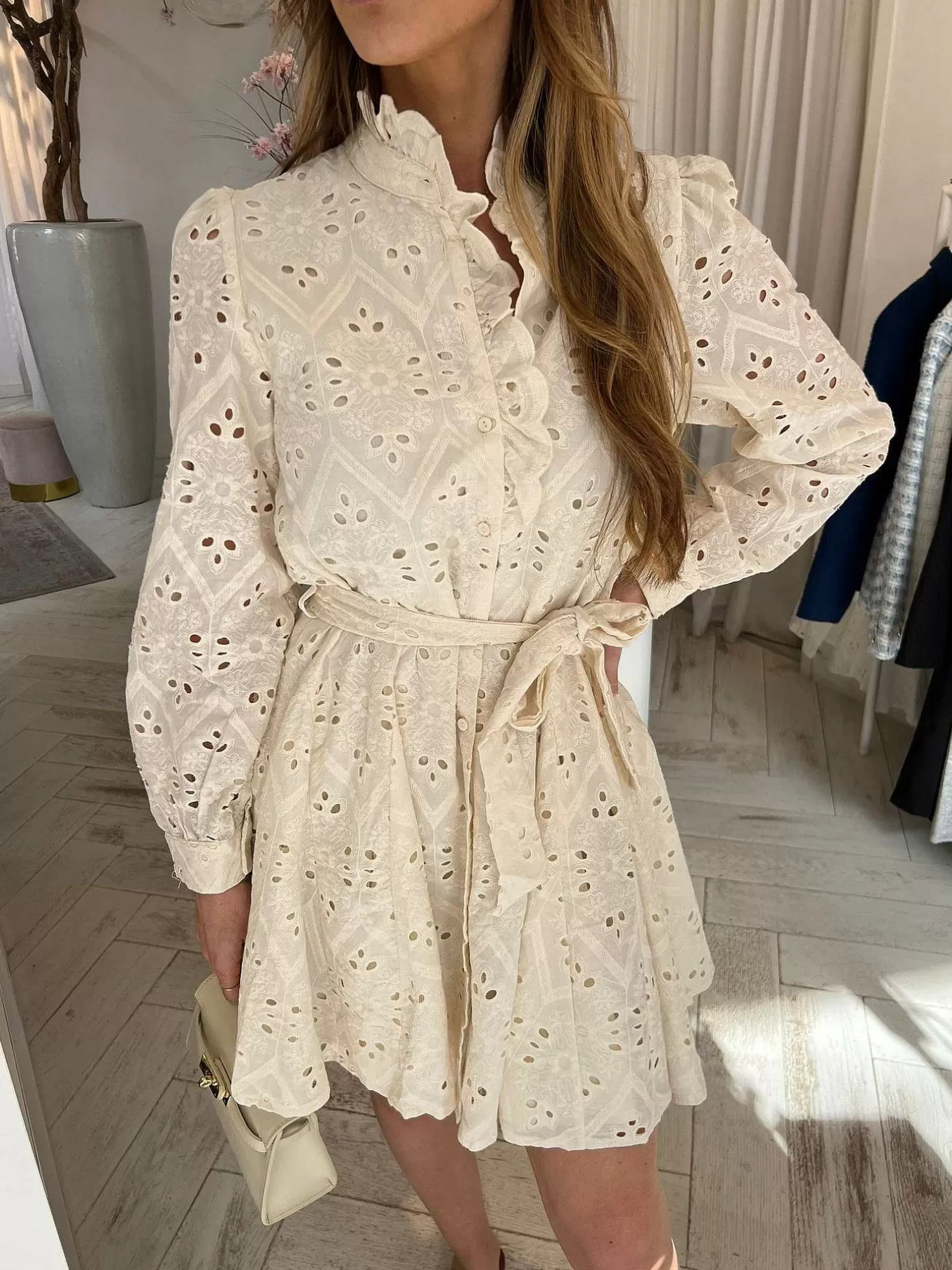 LOF Boutique Jurken>Mea Broderie Dress Beige